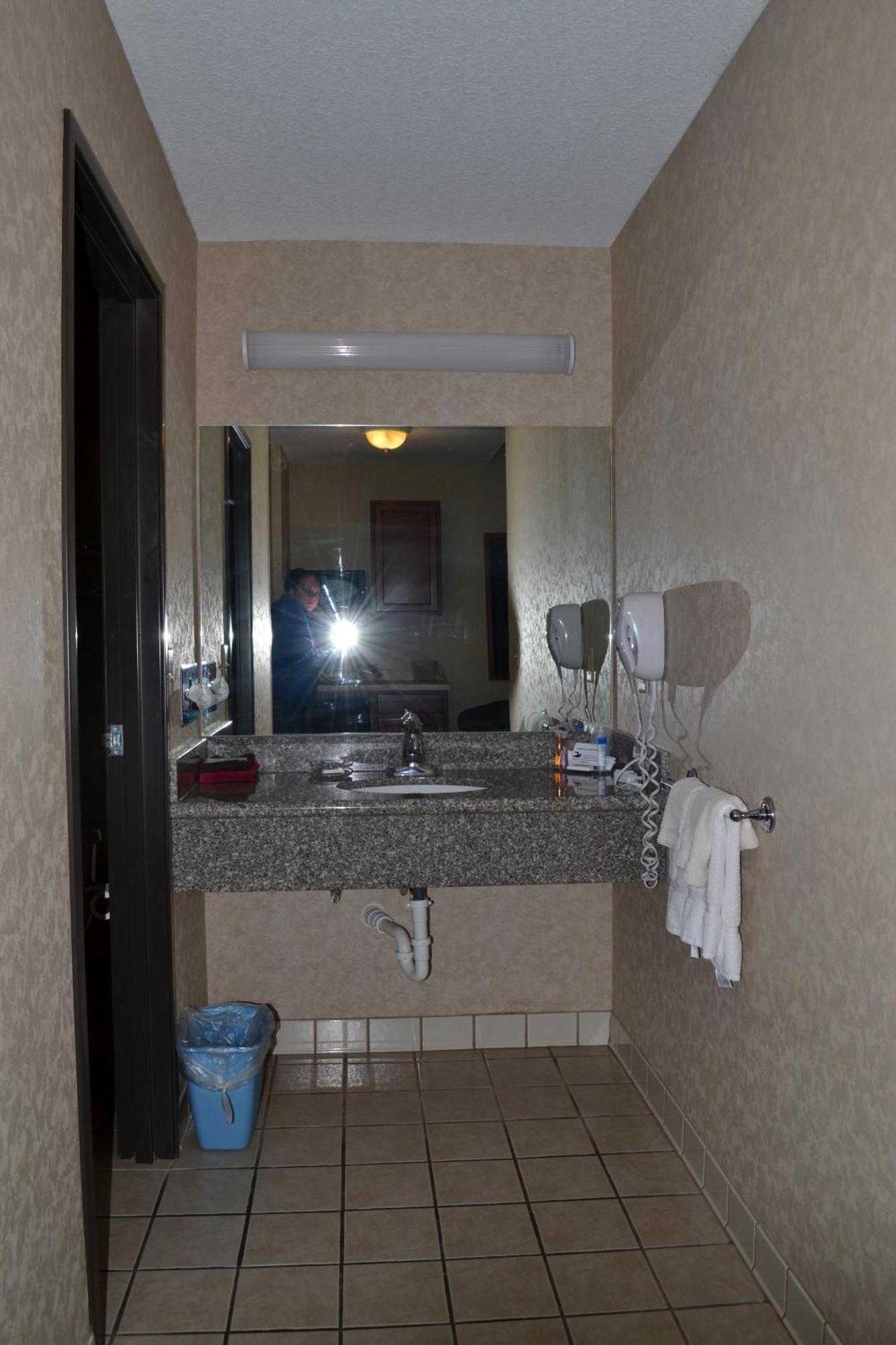Paola Inn And Suites エクステリア 写真