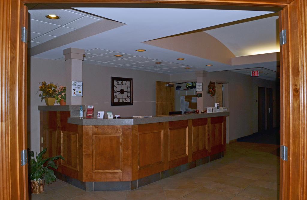 Paola Inn And Suites エクステリア 写真
