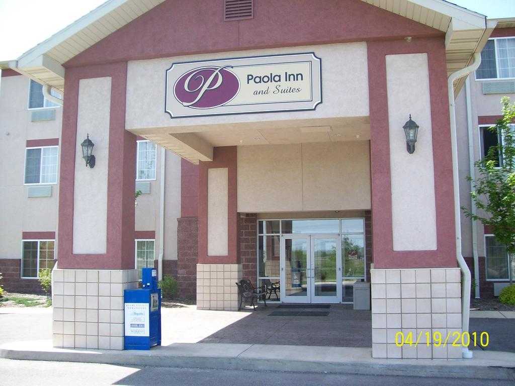 Paola Inn And Suites エクステリア 写真