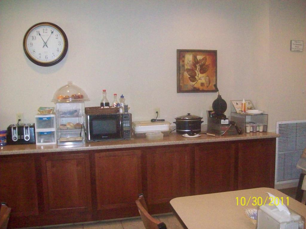Paola Inn And Suites エクステリア 写真