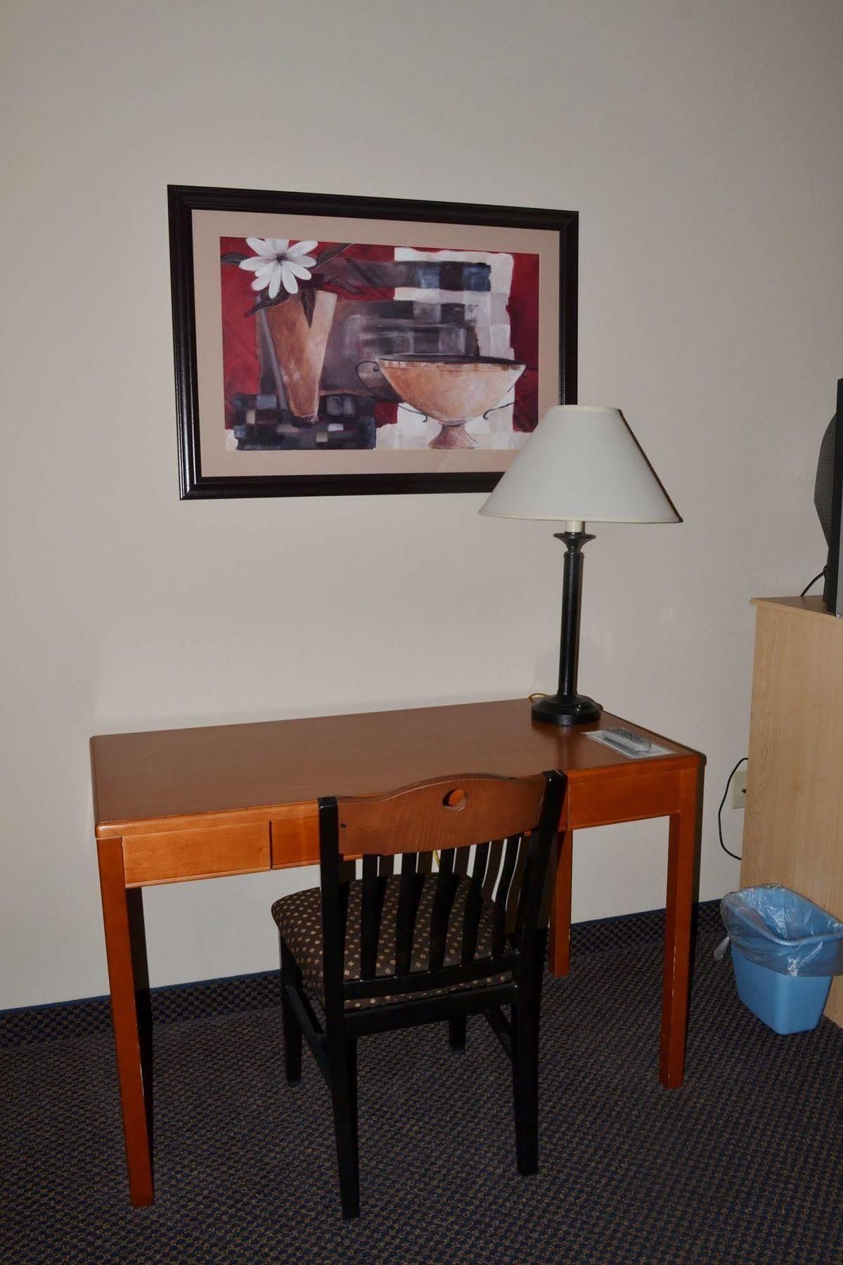 Paola Inn And Suites エクステリア 写真