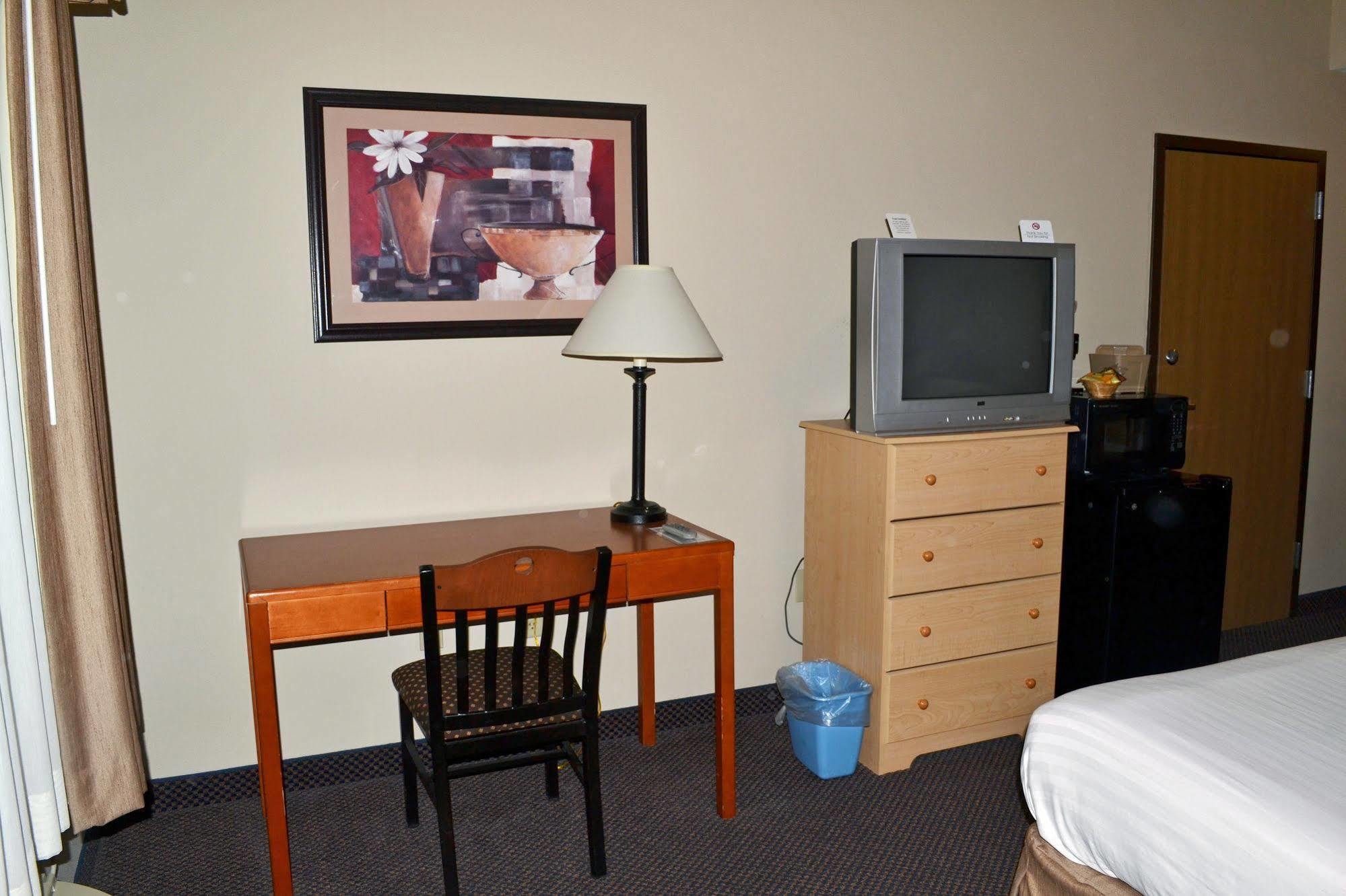 Paola Inn And Suites エクステリア 写真