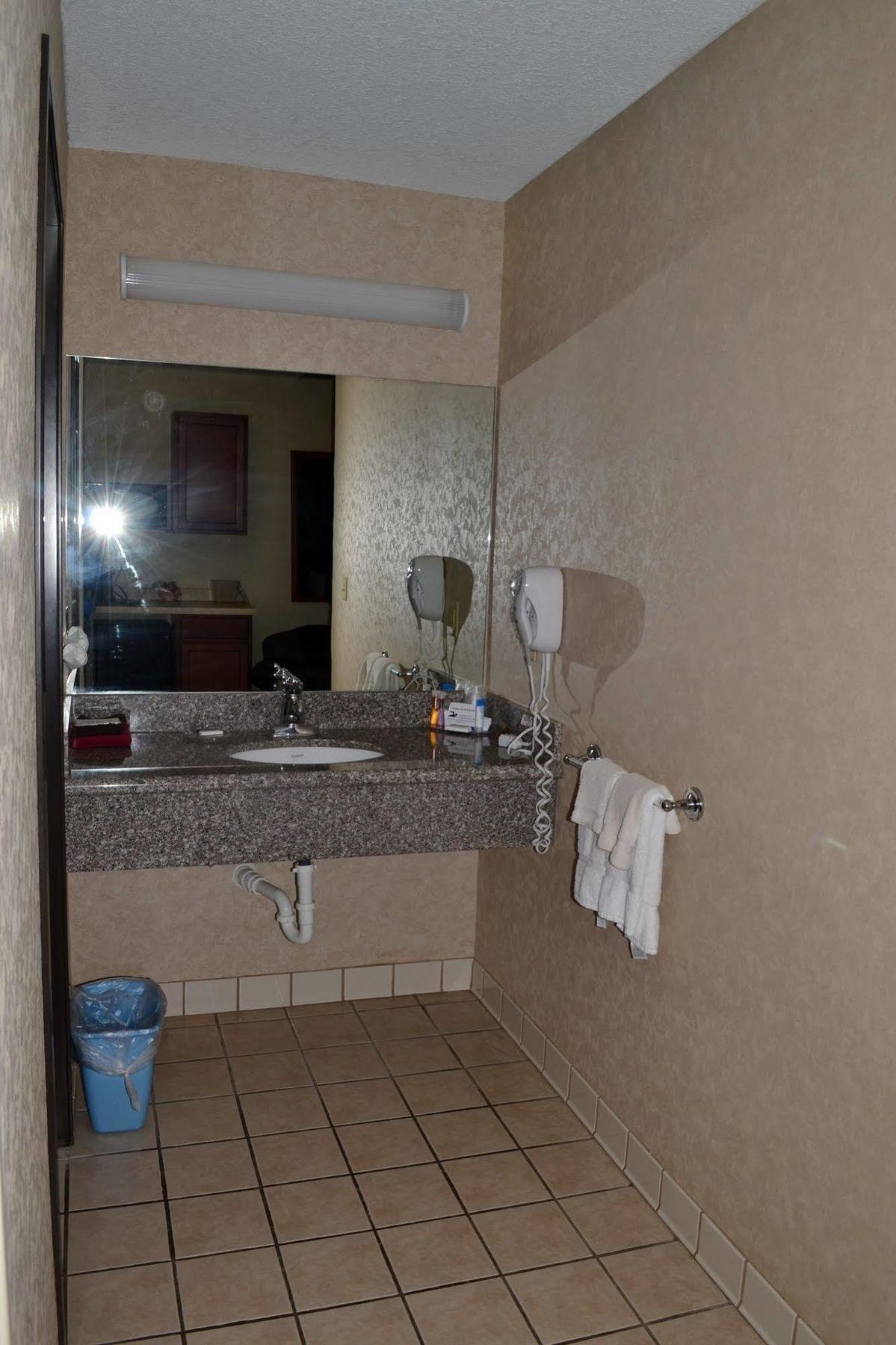 Paola Inn And Suites エクステリア 写真