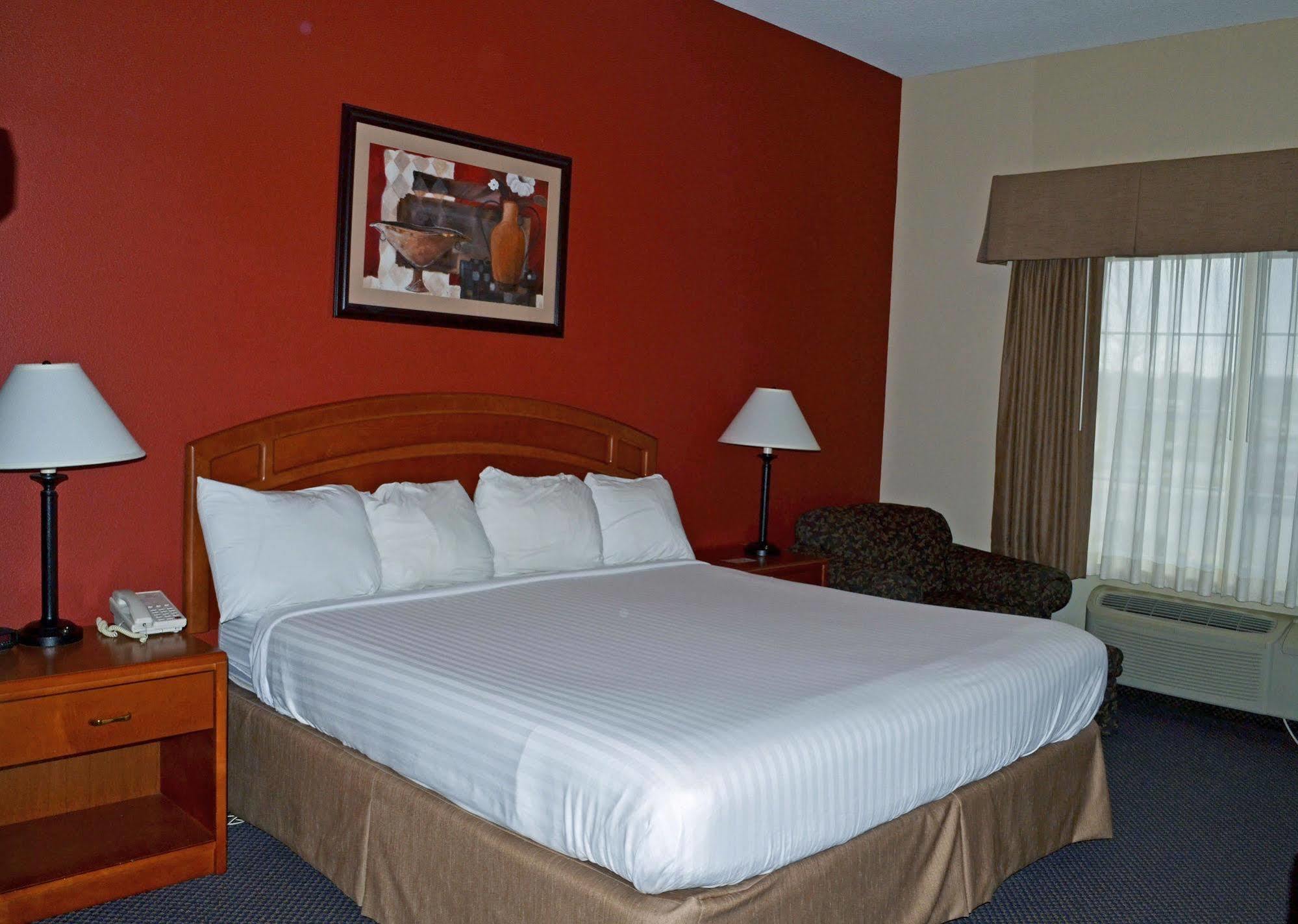 Paola Inn And Suites エクステリア 写真
