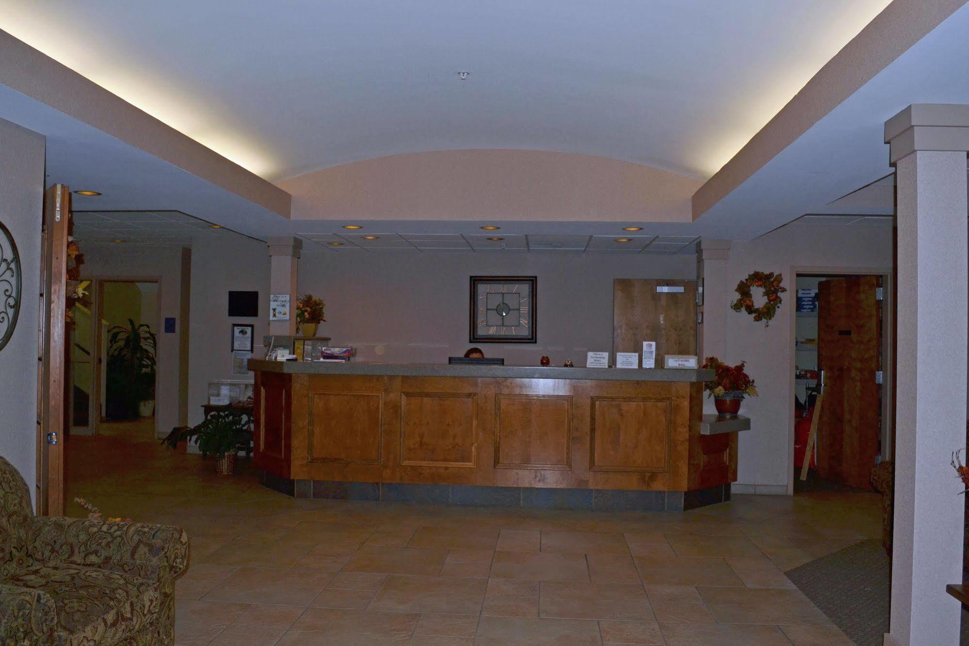 Paola Inn And Suites エクステリア 写真