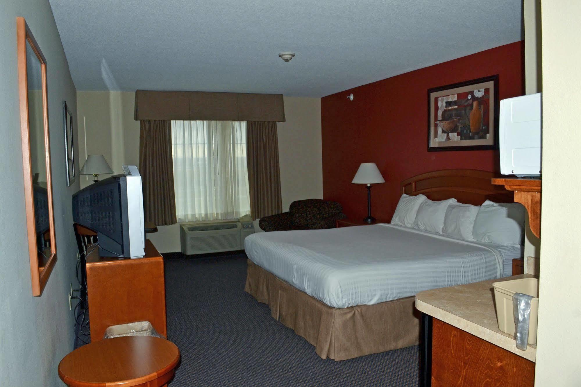 Paola Inn And Suites エクステリア 写真