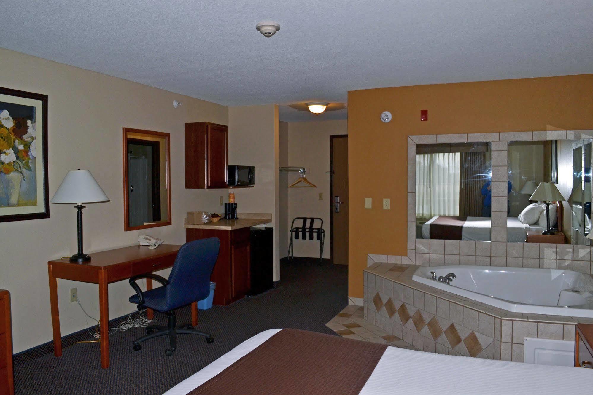 Paola Inn And Suites エクステリア 写真