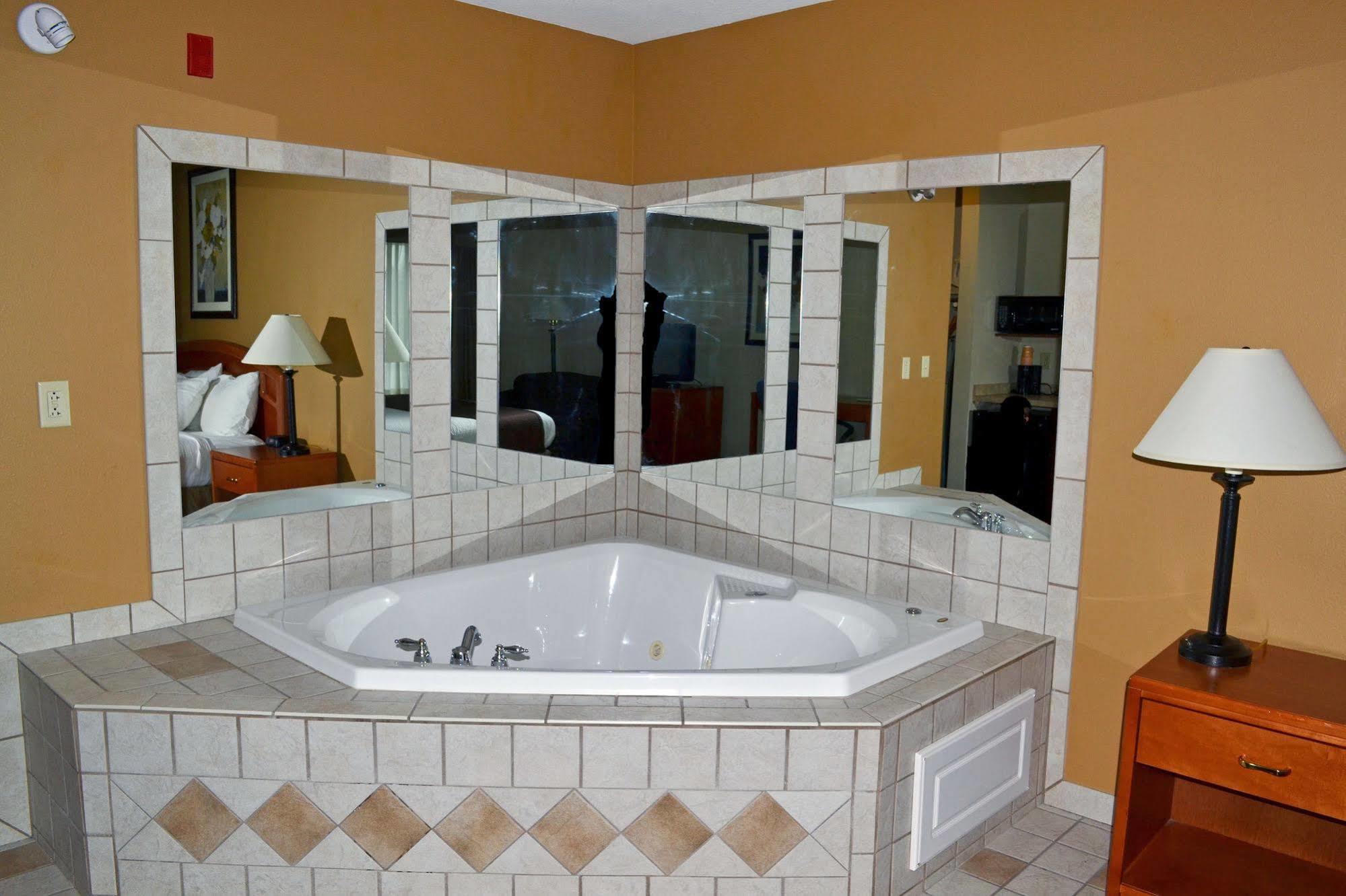 Paola Inn And Suites エクステリア 写真