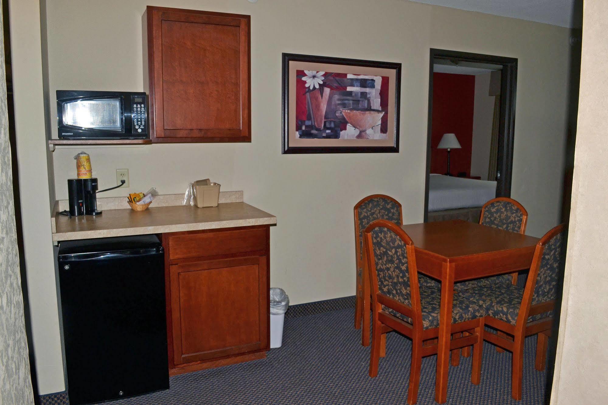 Paola Inn And Suites エクステリア 写真