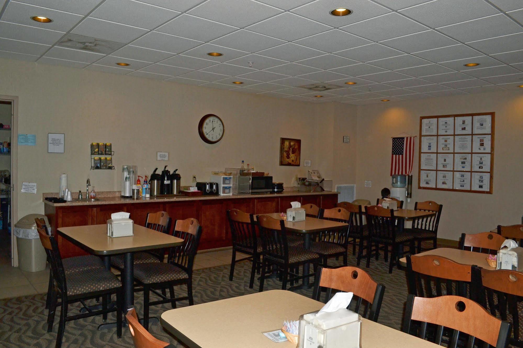 Paola Inn And Suites エクステリア 写真